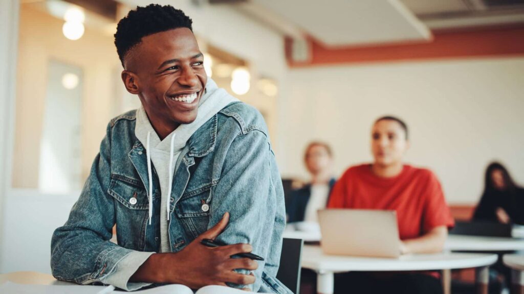 Alunos estudam em sala de aula para começar os estudos novamente.